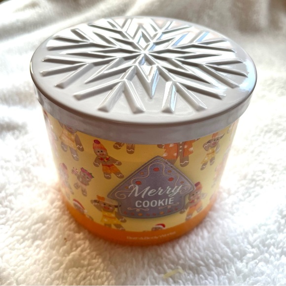 NWT Bath & Body Works 3-Wick Scented Candle โ Merry Cookie ๐ช๐ - Picture 4 of 8